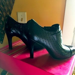 BCBG Black WTR PAT/PERF GLZ LE